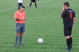 L'arbitre cartonne.