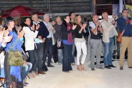07_Gens debout