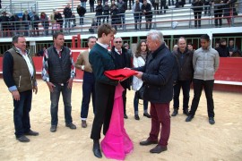 La remise du Prix par Bernard Planchon au vainqueur de l'après-midi Dylan Raimbaud