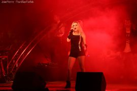 La chanteuse de l'orchestre "Sortie de Secours"