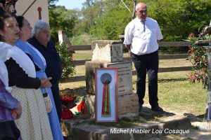 Alain Lyon président du club en compagnie de Louis Nicollin sur la stèle de Lou cosaque