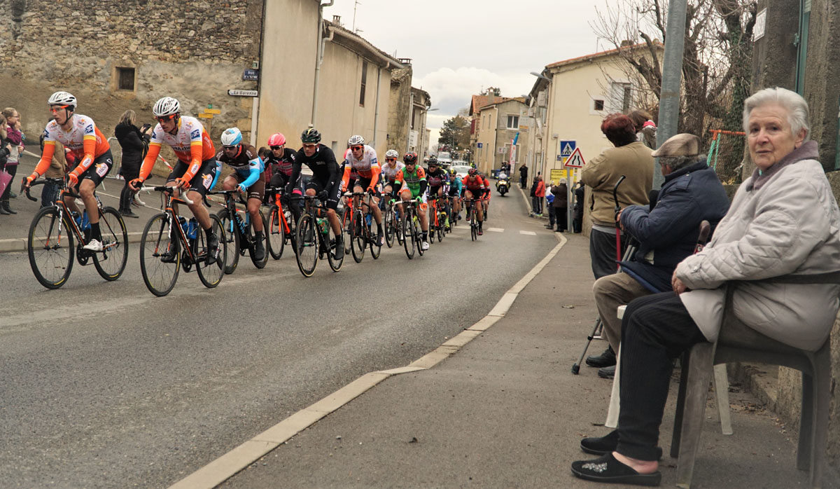 Beauvoisin : passage de la course cycliste « Etoile de Bességes »