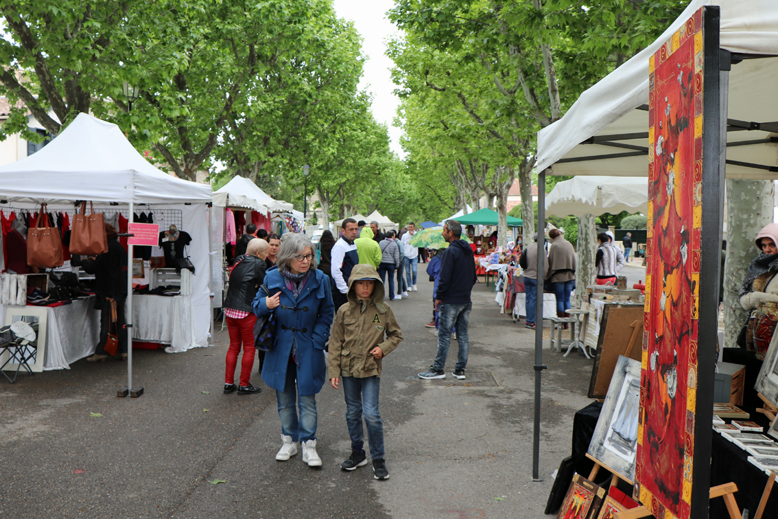 Le temps frais et pluvieux contrarie le marché artisanal de Sian d’Aqui