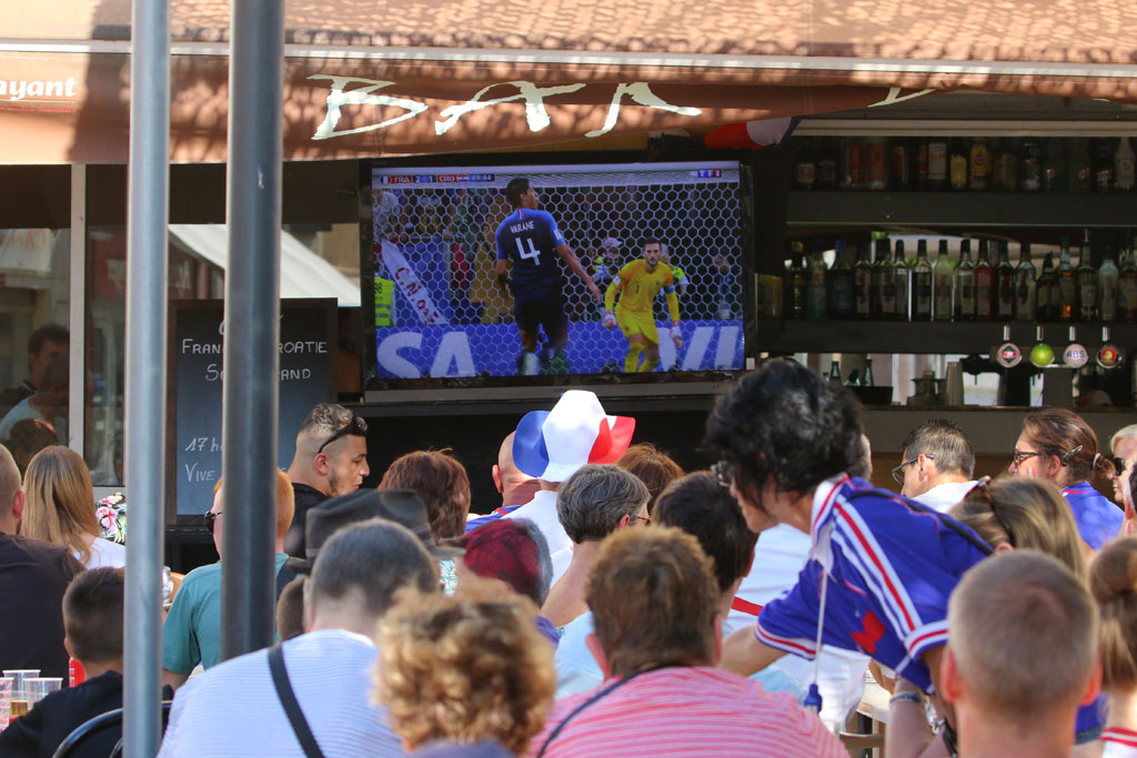 Vauvert : Les supporters de l’équipe de France ont envahi les terrasses des cafés.